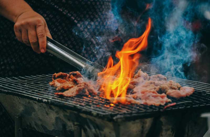 Wie organisiert man das Grillen mit Rauchern beim BBQ?