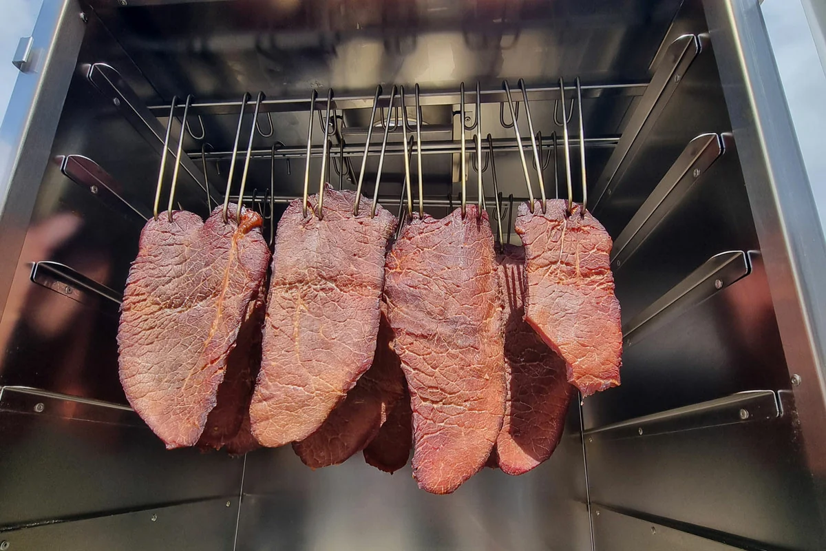 Jerky und getrocknetes Fleisch auf einem Rost