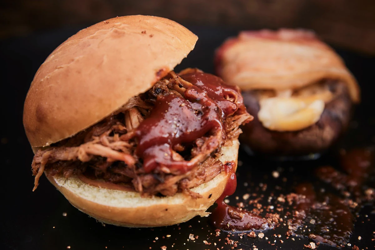 Pulled-Pork-Sandwich mit BBQ-Sauce als Beispiel für Low-and-Slow-Garen