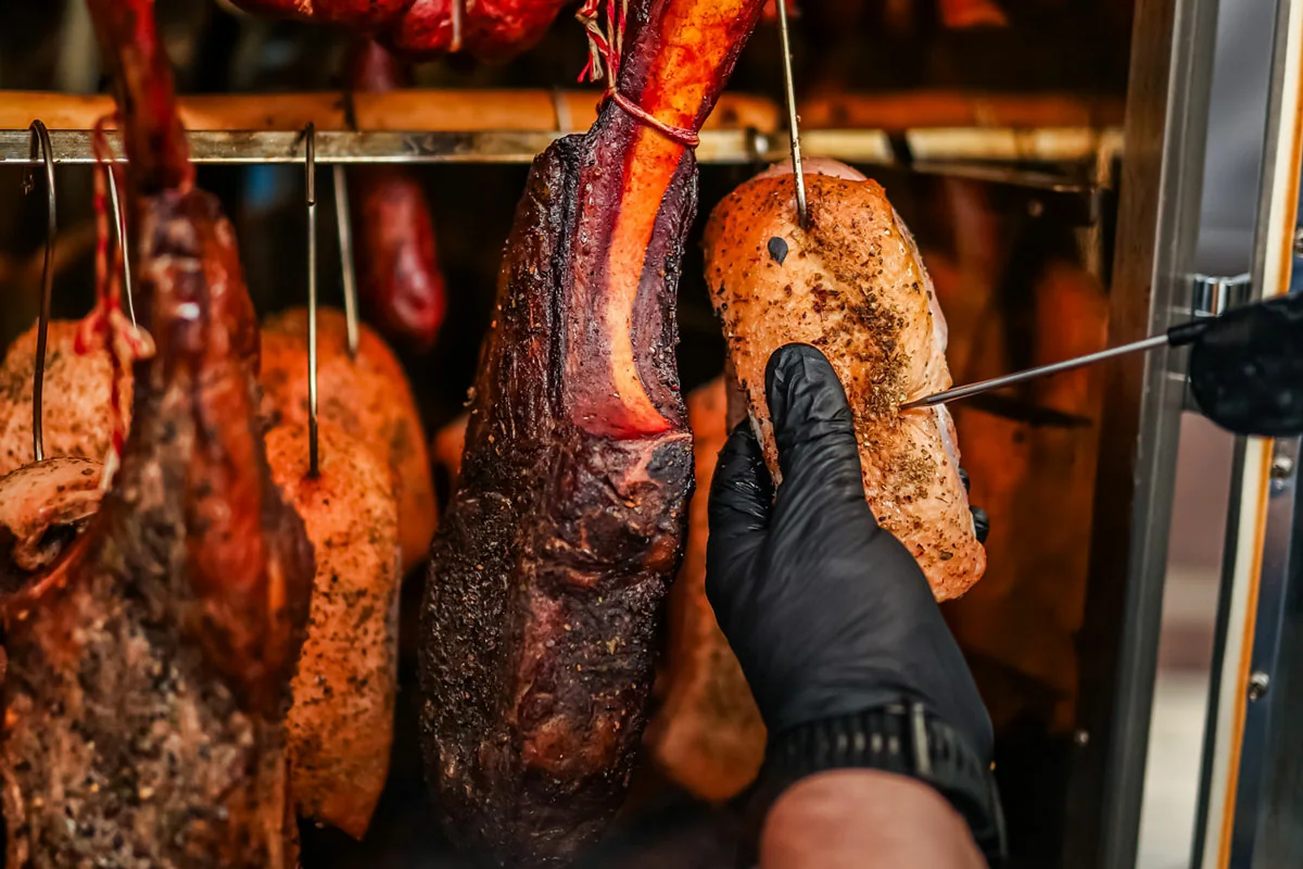 Fleisch im Borniak Räucherofen während der Zubereitung mit der Reverse-Sear-Methode