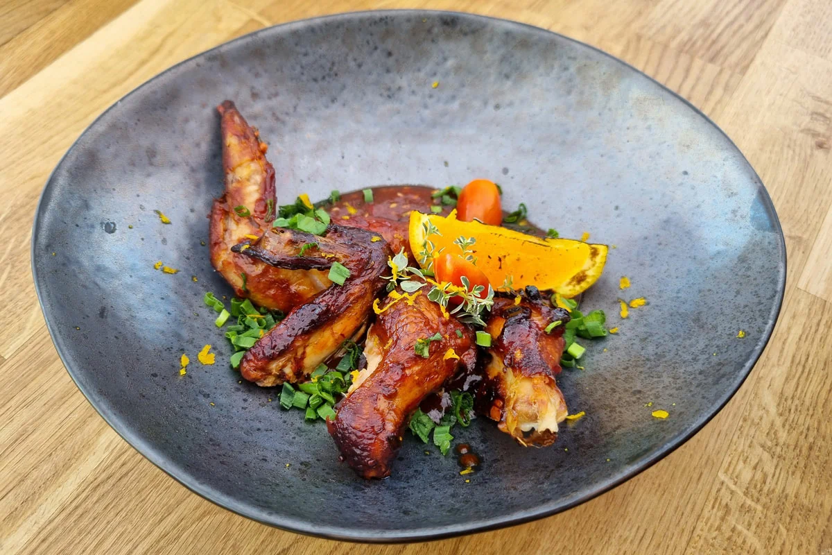 Fertige glasierte Chicken Wings auf einem Teller