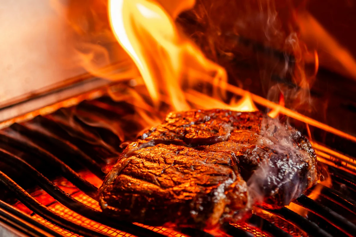 Steak über starker Flamme als Beispiel für direkte hohe Hitze