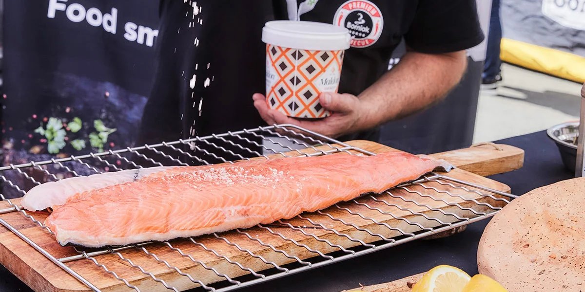 Lachs beim Salzen vor dem Räuchern