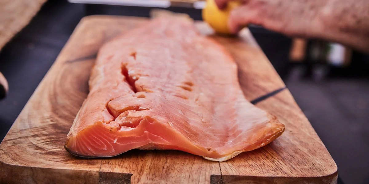 Heiß geräucherter Lachs im elektrischen Räucherofen