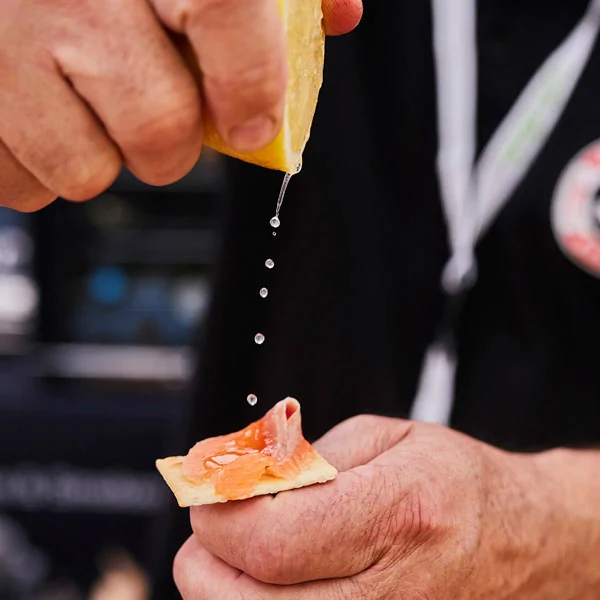 Serviervorschlag mit geräuchertem Lachs
