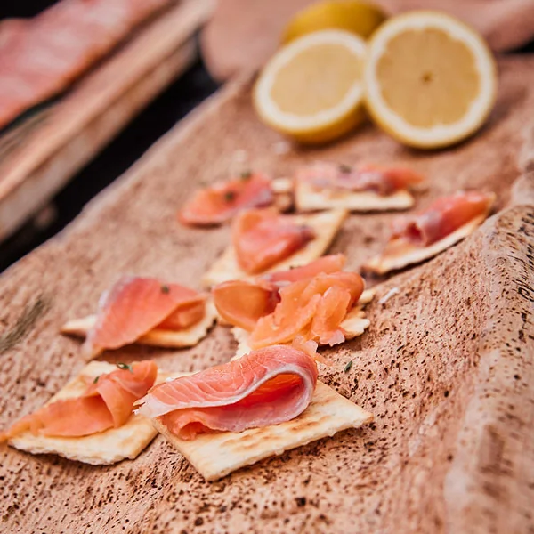 Geräucherter Lachs auf dem Tisch