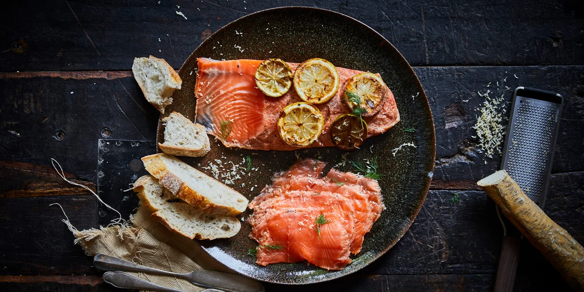 Kalt geräucherter Lachs mit Brot und Zitrone serviert