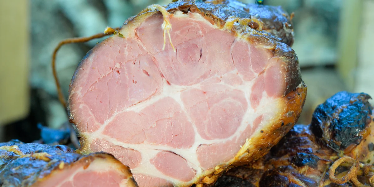 Aufgeschnittener geräucherter Schweinenacken mit sichtbarer Fleischstruktur