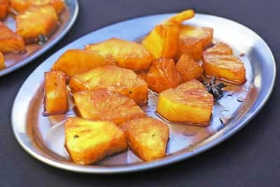 Geräucherter Ananas mit gesalzenem Karamell